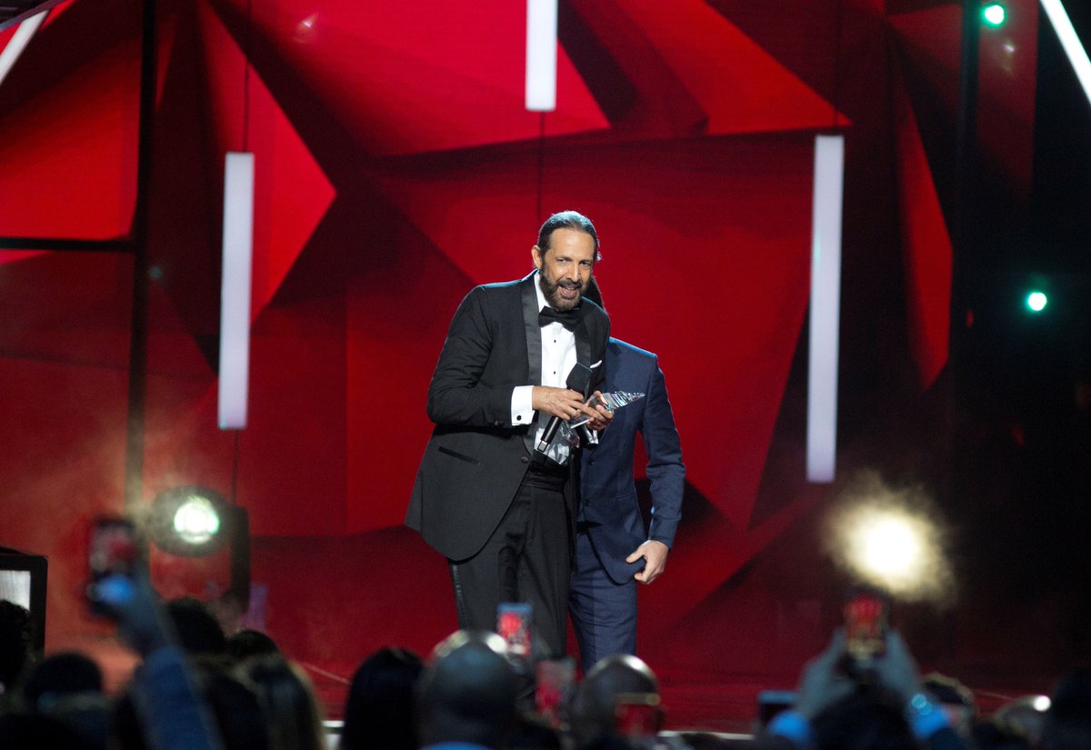Juan Luis Guerra recibe el Premio Billboard a la trayectoria artística Juan Luis Guerra recibe el Premio Billboard a la trayectoria artística