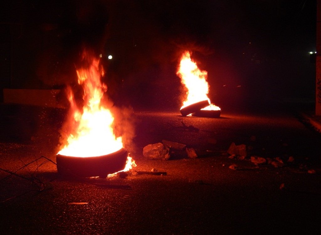 Queman neumáticos en calle Duarte de Barahona por apagones Queman neumáticos en calle Duarte de Barahona por apagones