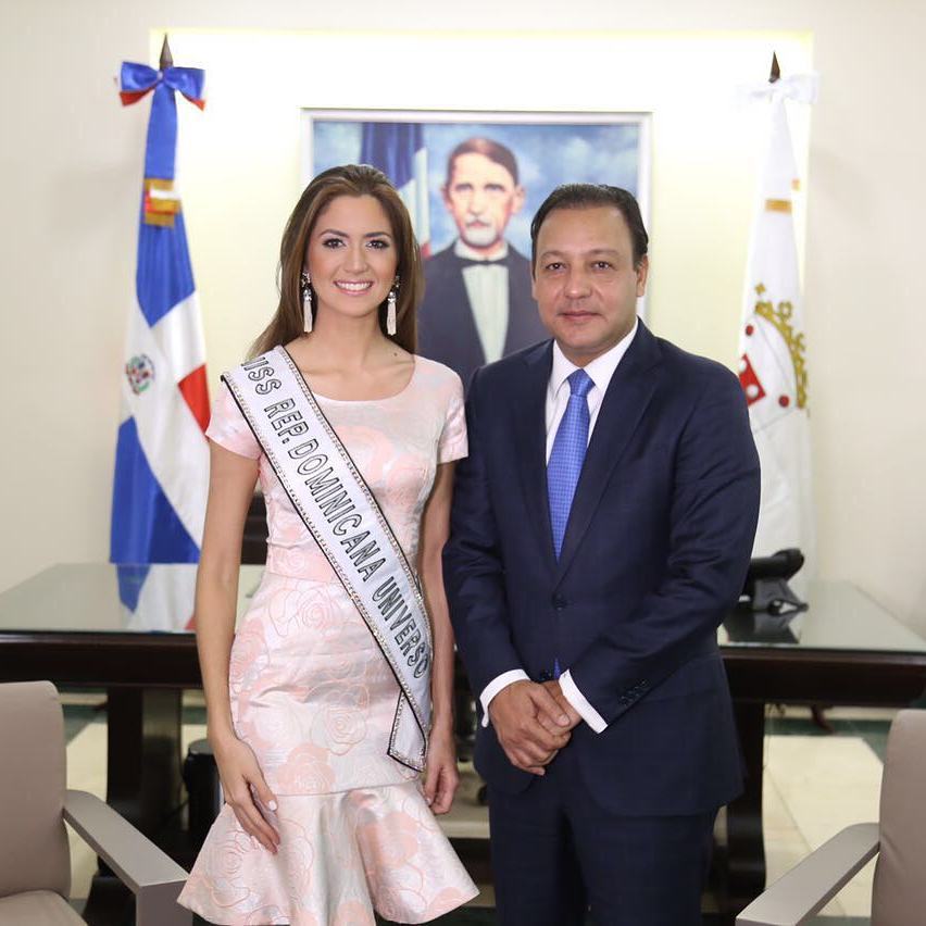 Miss RD Universo 2017 Carmen Muñoz Guzmán y Alcalde Abel Martínez