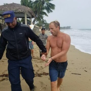 Aprensan turistas norteamericanos y un dominicano bañándose en la playa de Cabarete