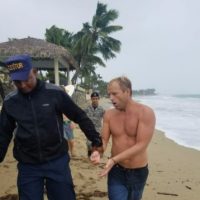 Aprensan turistas norteamericanos y un dominicano bañándose en la playa de Cabarete