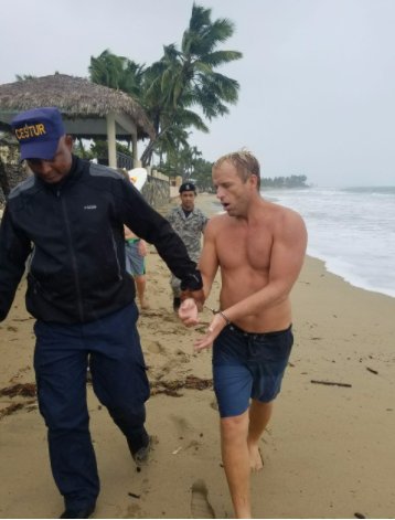 Aprensan turistas norteamericanos y un dominicano bañándose en la playa de Cabarete