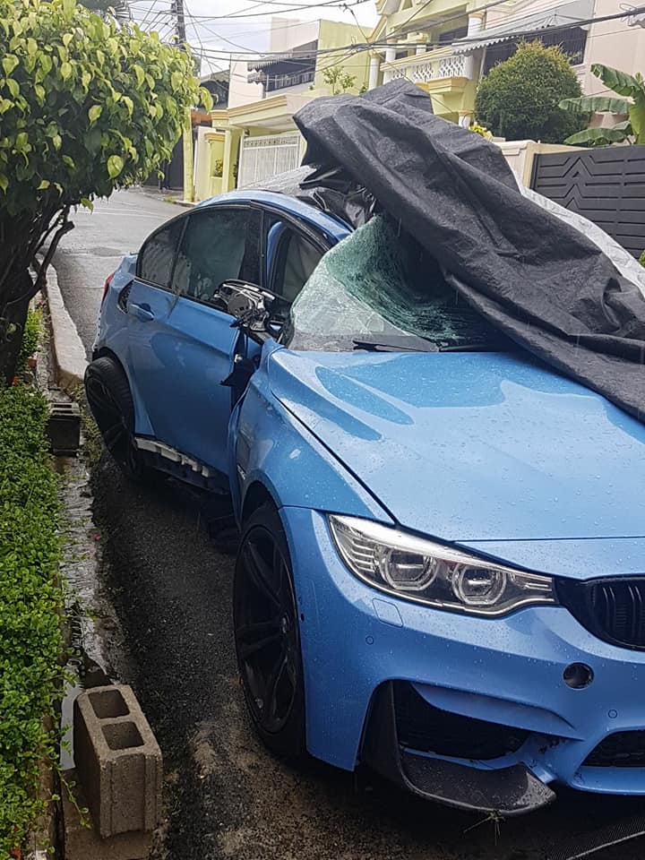Aquí les dejo las fotos del carro azul que estuvo haciendo ceritos en la Abraham Lincoln