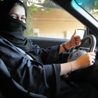 Arabia Saudita da marcha atrás y permite que las mujeres tomen el volante