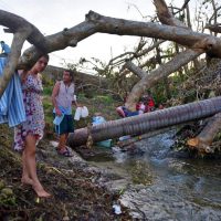 ¿Dónde está la ayuda? Una semana después del huracán María, Puerto Rico –Sin luz y Sin agua– Empieza a Desesperar