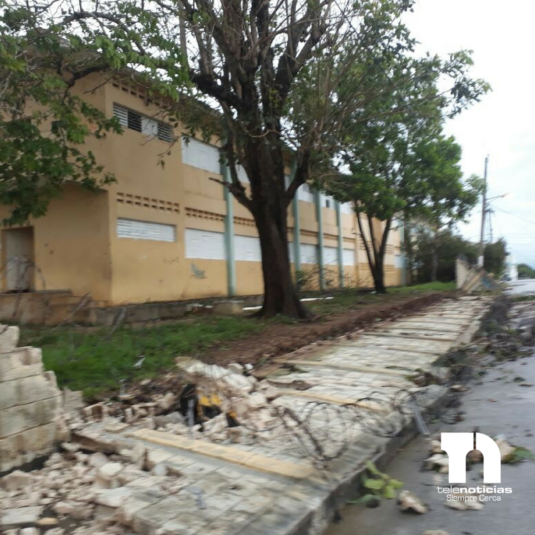 Colapsa verja perimetral de la escuela Manuela Diez Jiménez en El Seibo