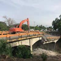 Comienza demolición del puente Burende, en La Vega, afectado por huracán María