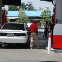 Congelan precios de algunos #combustibles; gasolina premium baja RD$1.00 y gasoil óptimo sube RD$2.00