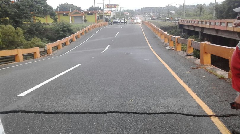 Grieta de extremo a extremo en puente sobre río Camú en La Vega