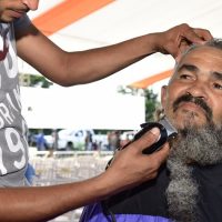 Hombre cumple promesa y se corta la barba frente al presidente Medina