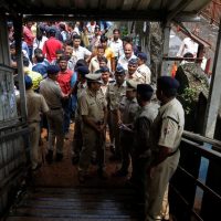 India: 22 muertos en una estampida en un puente peatonal