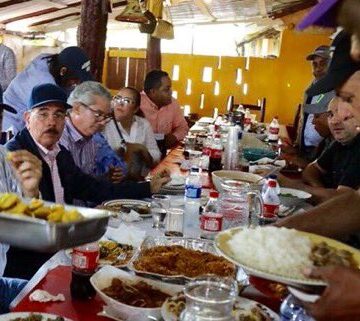 Luego de varios recorridos en Palo Verde, Castañuelas y Guayubín el Presidente hace parada para almorzar en comedor Kelvin en Hato del Medio