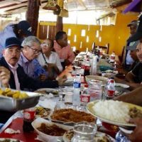Luego de varios recorridos en Palo Verde, Castañuelas y Guayubín el Presidente hace parada para almorzar en comedor Kelvin en Hato del Medio