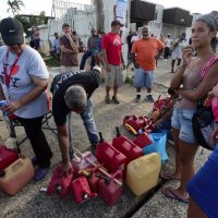 Hasta 8 horas de espera en Puerto Rico para gasolina tras azote de huracán María