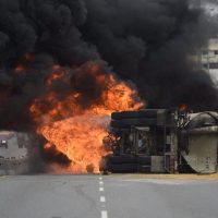 Se incendia camión en autopista Las Américas, próximo a dos bombas de combustibles