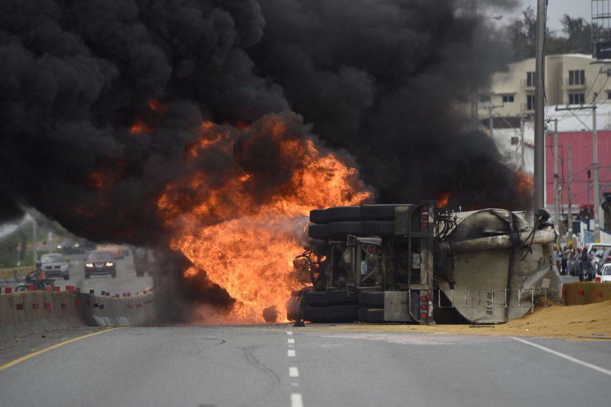 Se incendia camión en autopista Las Américas, próximo a dos bombas de combustibles