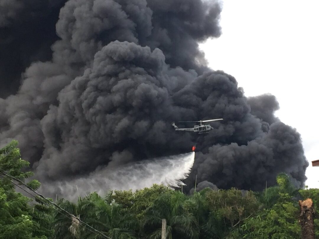 @FuerzaAereaRD colaborando con el incendio del Almacén de #PlazaLama | Vía @CesarSachez