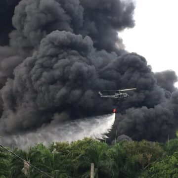 @FuerzaAereaRD colaborando con el incendio del Almacén de #PlazaLama | Vía @CesarSachez