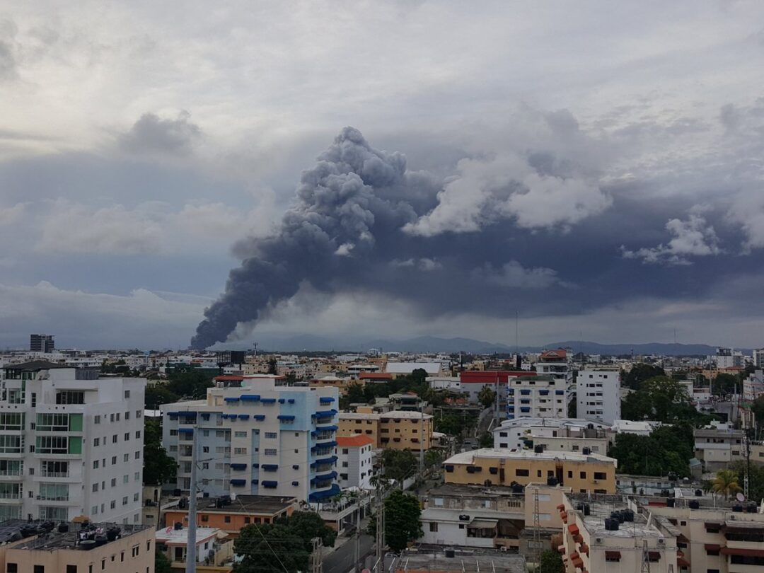 Así se ve desde Bella Vista el #Incendio del Almacén de #PlazaLama en la #AutopistaDuarte