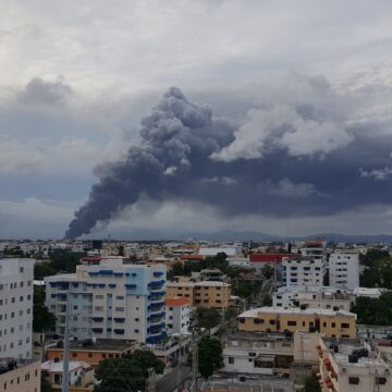 Así se ve desde Bella Vista el #Incendio del Almacén de #PlazaLama en la #AutopistaDuarte