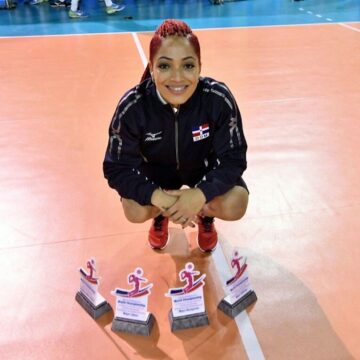 Brenda Castillo, elegida JMV y conquista triple corona defensiva.