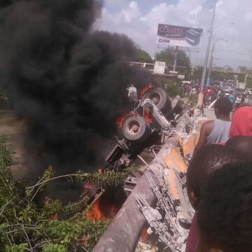 Camión de cemento se sale de la  vía puente higuamo cae al vacío y se incendia en SPM, se dice conductor esta dentro