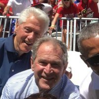 Clinton, Bush y Obama juntos en una selfie