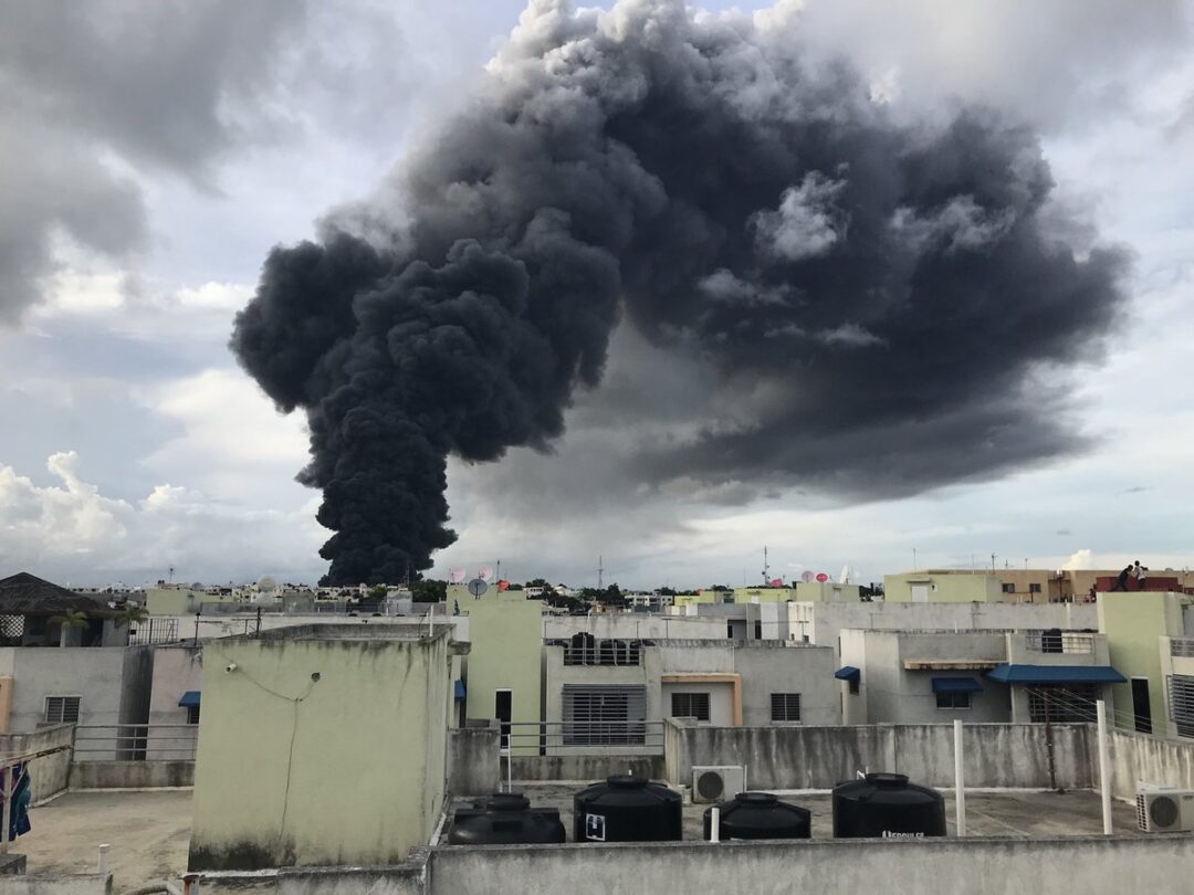 El humo arropa parte de la autopista Duarte y Santo Domingo Oeste debido al fuego en #PlazaLama | Vía @MisaelRincon