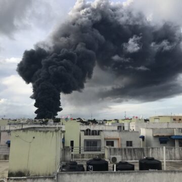 El humo arropa parte de la autopista Duarte y Santo Domingo Oeste debido al fuego en #PlazaLama | Vía @MisaelRincon
