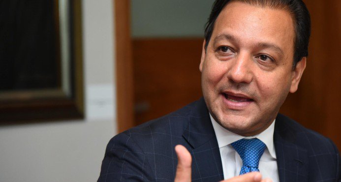 Abel Martínez revela cómo ha enfrentado el  cuco de “los padres de familia” sin morir en el intento