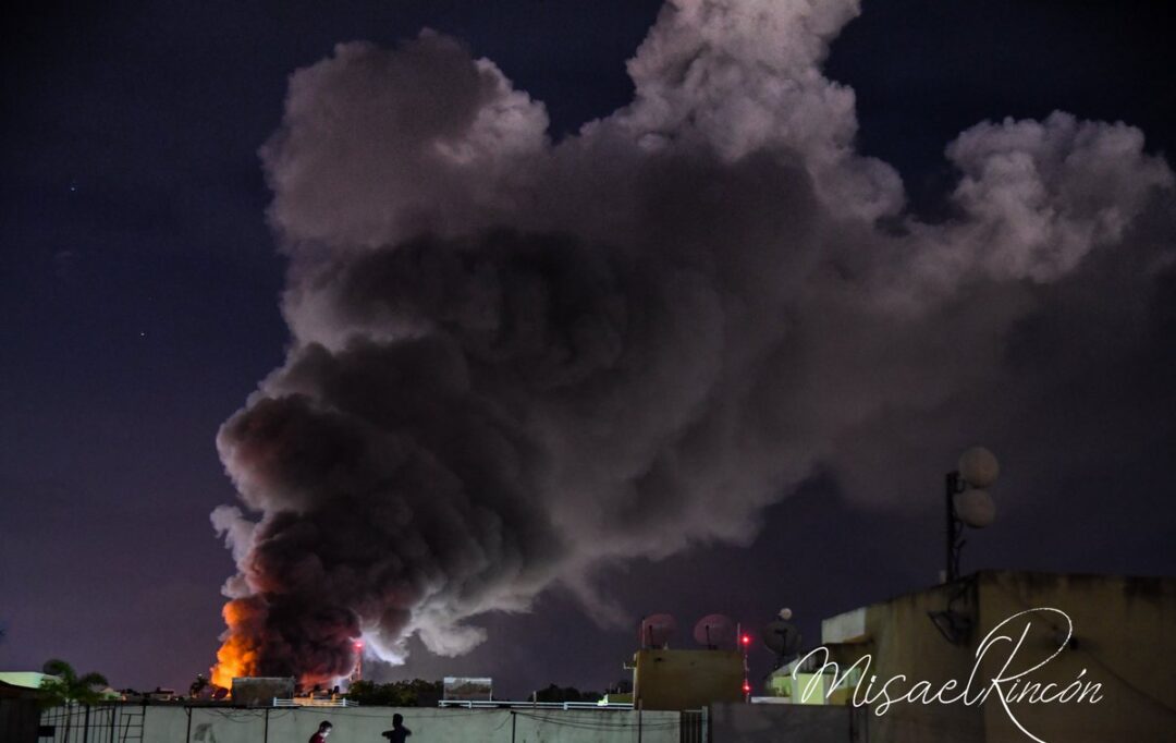Foto 7:50 PM del incendio del Almacén Principal de las Tiendas Plaza Lama. Todavía no lo controlan | Vía @MisaelRincon
