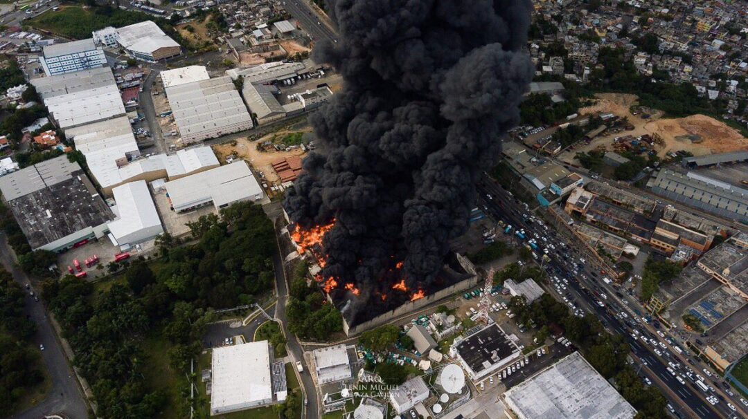 Fotos del incendio en almacén de Plaza Lama en Km. 13 autopista Duarte 1 de 4 | Vía @z101digital