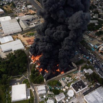 Fotos del incendio en almacén de Plaza Lama en Km. 13 autopista Duarte 1 de 4 | Vía @z101digital