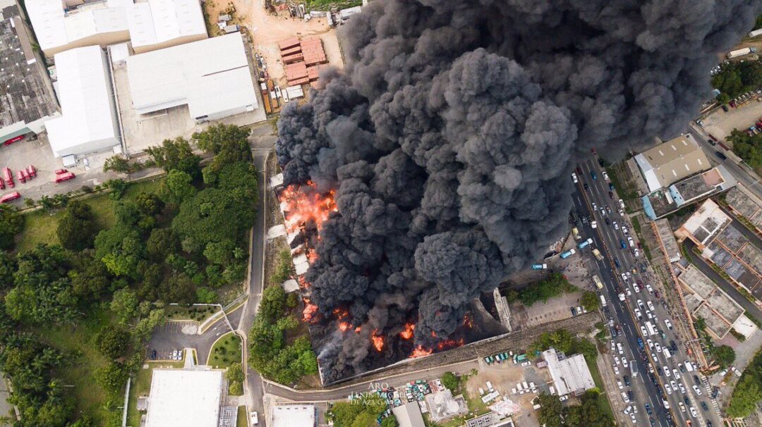 Fotos del incendio en almacén de Plaza Lama en Km. 13 autopista Duarte 2 de 4 | Vía @z101digital