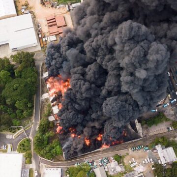 Fotos del incendio en almacén de Plaza Lama en Km. 13 autopista Duarte 2 de 4 | Vía @z101digital