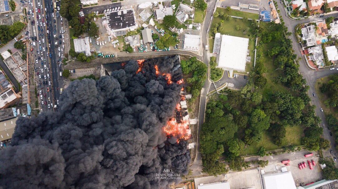 Fotos del incendio en almacén de Plaza Lama en Km. 13 autopista Duarte 3 de 4 | Vía @z101digital