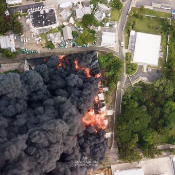 Fotos del incendio en almacén de Plaza Lama en Km. 13 autopista Duarte 3 de 4 | Vía @z101digital