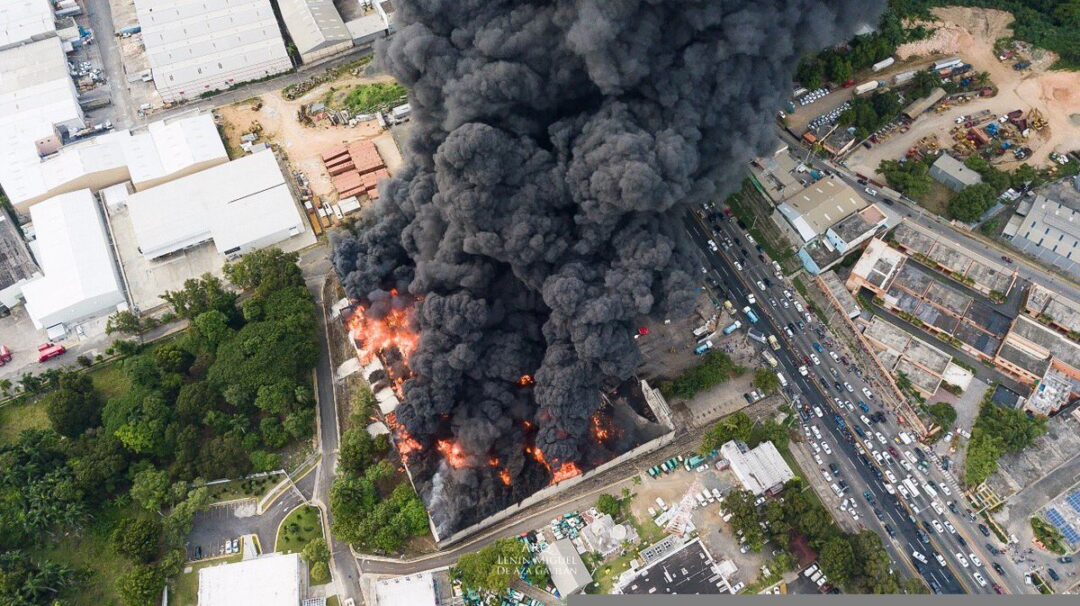 Fotos del incendio en almacén de Plaza Lama en Km. 13 autopista Duarte 4 de 4 | Vía @z101digital