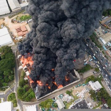 Fotos del incendio en almacén de Plaza Lama en Km. 13 autopista Duarte 4 de 4 | Vía @z101digital