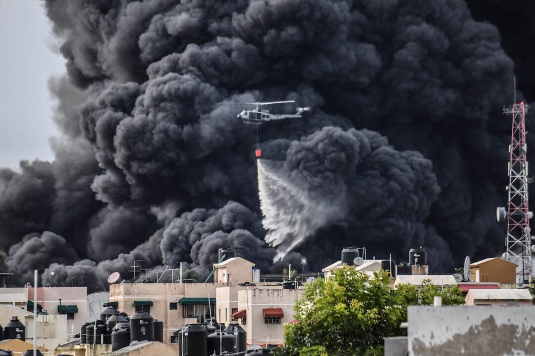 Helicóptero de la Fuerza Aérea Dominicana busca agua en río Manoguayabo para sofocar el fuego en #PlazaLama Mis respetos a @FuerzaAereaRD | Vía @MisaelRincon