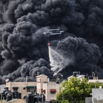 Helicóptero de la Fuerza Aérea Dominicana busca agua en río Manoguayabo para sofocar el fuego en #PlazaLama Mis respetos a @FuerzaAereaRD | Vía @MisaelRincon
