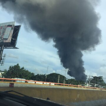 Incendio autopista Duarte #PlazaLama | Vía @BertaCarolina
