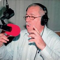 Pese a suspensión, Álvaro Arvelo transmite en programa radial