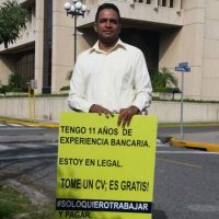 Joven de 36 años desempleado sale con un llamativo letrero a las calles del Distrito Nacional