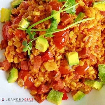 Locrito jugoso hecho con mi Arroz de Salchichas Picantosa con Maíz, Tomates y Aguacate