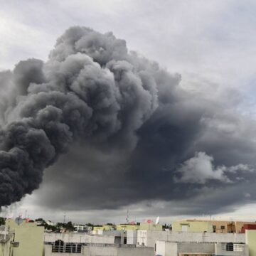 No, no es un Volcán fuego consume almacenes #PlazaLama Santo Domingo Oeste, esperemos que no halla pérdidas de vidas humanas 1/2 | Vía MisaelRincon