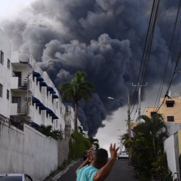 No, no es un Volcán fuego consume almacenes #PlazaLama Santo Domingo Oeste, esperemos que no halla pérdidas de vidas humanas 2/2 | Vía MisaelRincon