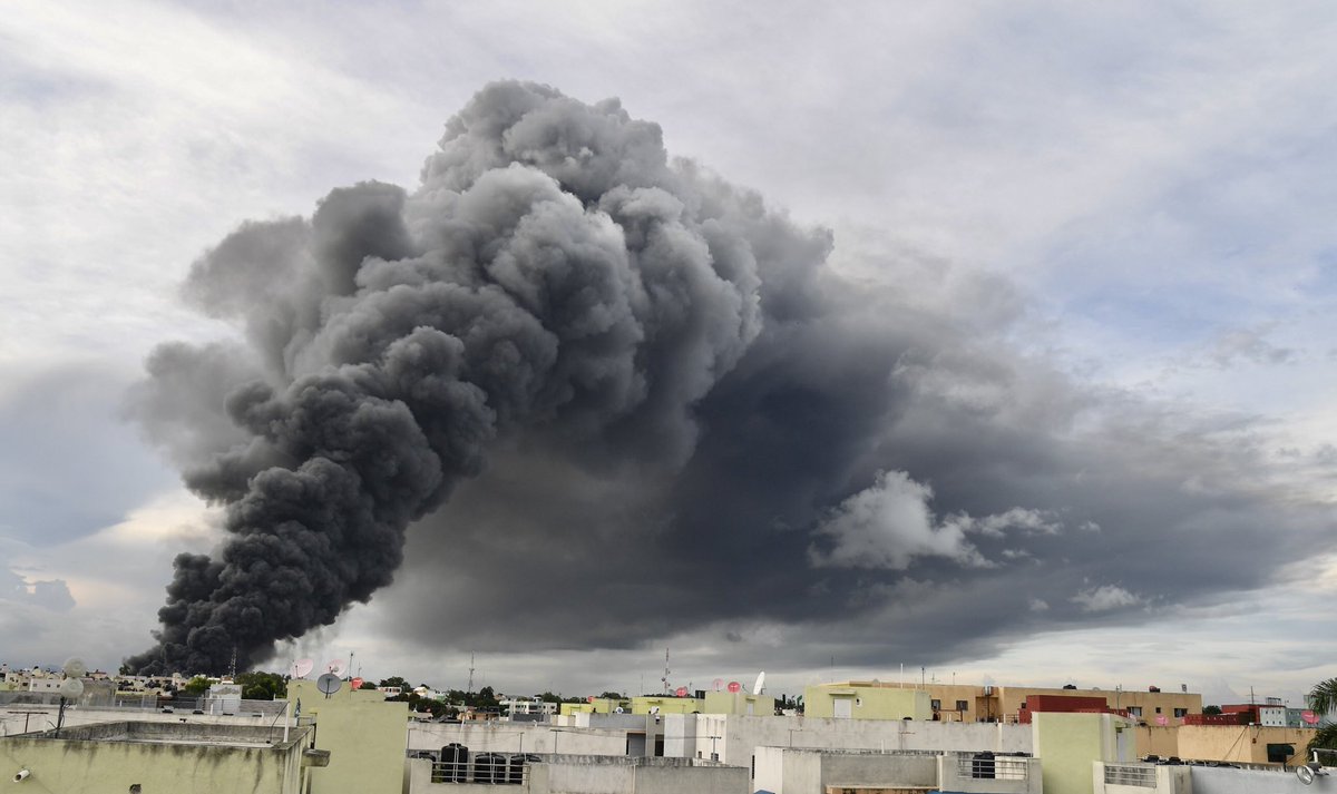 No, no es un Volcán fuego consume almacenes #PlazaLama Santo Domingo Oeste, esperemos que no halla pérdidas de vidas humanas 1/2 | Vía MisaelRincon