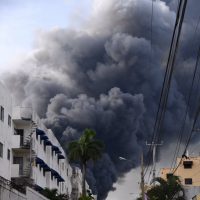 No, no es un Volcán fuego consume almacenes #PlazaLama Santo Domingo Oeste, esperemos que no halla pérdidas de vidas humanas 2/2 | Vía MisaelRincon