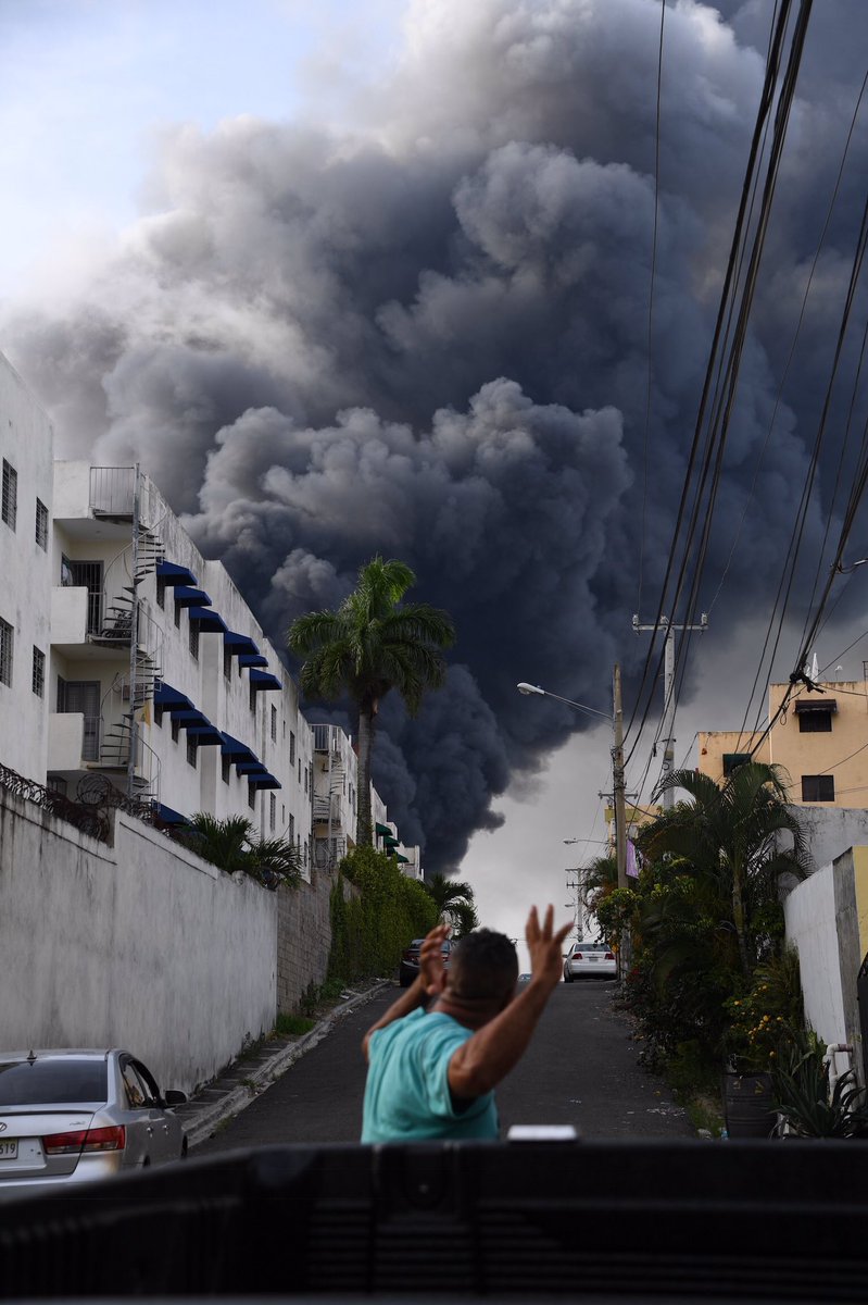No, no es un Volcán fuego consume almacenes #PlazaLama Santo Domingo Oeste, esperemos que no halla pérdidas de vidas humanas 2/2 | Vía MisaelRincon